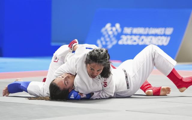 (250811) -- CHENGDU, Aug. 11, 2025 (Xinhua) -- Orapa Senatham (top) of Thailand competes against Chiara Fiorelli of Italy during the Women's -63kg Fighting Finals Gold Medal Match of Ju-Jitsu event at The World Games 2025 in Chengdu, southwest China's Sichuan Province, Aug. 11, 2025. (Xinhua/Jiang Hongjing)