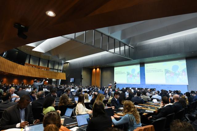(250917) -- GENEVA, Sept. 17, 2025 (Xinhua) -- People attend the launch of the 2025 edition of the World Trade Report, the WTO's flagship publication, at the World Trade Organization (WTO) headquarters in Geneva, Switzerland, Sept. 17, 2025. The WTO said Wednesday that the use of artificial intelligence (AI) could boost global trade by nearly 40 percent by 2040, while emphasizing the need to bridge digital divides. (Xinhua/Lian Yi)