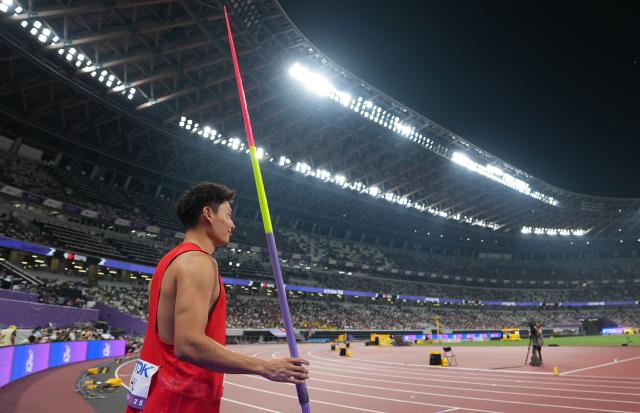 (250918) -- TOKYO, Sept. 18, 2025 (Xinhua) -- Hu Haoran of China reacts during the men's javelin throw qualification at the 2025 World Athletics Championships in Tokyo, Japan, Sept. 17, 2025. (Xinhua/Lui Siu Wai)