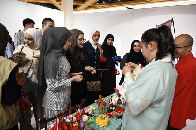 (250918) -- AHMADI GOVERNORATE, Sept. 18, 2025 (Xinhua) -- People experience Chinese intangible cultural heritage during a Chinese cultural event in Ahamdi Governorate, Kuwait, Sept. 17, 2025.
  The event, themed "A Moonmoment to Remember - Blossoms of Chengdu," was co-hosted by the China Cultural Center in Kuwait and the Chengdu Municipal Bureau of Culture, Broadcast-TV and Tourism. (Photo by Asad/Xinhua)