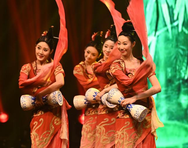 (250918) -- AHMADI GOVERNORATE, Sept. 18, 2025 (Xinhua) -- Chinese artists perform during a cultural event in Ahmadi Governorate, Kuwait, Sept. 17, 2025.
  The event, themed "A Moonmoment to Remember - Blossoms of Chengdu," was co-hosted by the China Cultural Center in Kuwait and the Chengdu Municipal Bureau of Culture, Broadcast-TV and Tourism. (Photo by Asad/Xinhua)