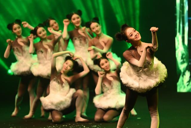 (250918) -- AHMADI GOVERNORATE, Sept. 18, 2025 (Xinhua) -- Chinese artists perform during a cultural event in Ahmadi Governorate, Kuwait, Sept. 17, 2025.
  The event, themed "A Moonmoment to Remember - Blossoms of Chengdu," was co-hosted by the China Cultural Center in Kuwait and the Chengdu Municipal Bureau of Culture, Broadcast-TV and Tourism. (Photo by Asad/Xinhua)
