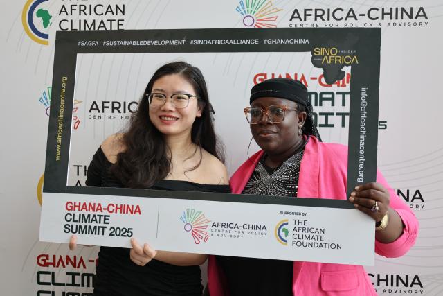 (250918) -- ACCRA, Sept. 18, 2025 (Xinhua) -- Attendees pose for photos during the China-Ghana Climate Summit in Accra, Ghana, Sept. 16, 2025.
  The inaugural China-Ghana Climate Summit was held in the Ghanaian capital of Accra on Tuesday, aiming to boost bilateral climate cooperation and focusing on green finance, renewable energy, and sustainable development between China and Africa. (Photo by Seth/Xinhua)