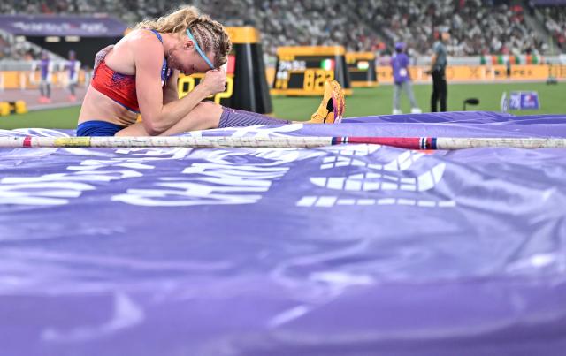(250918) -- TOKYO, Sept. 18, 2025 (Xinhua) -- Sandi Morris of the United States reacts during the women's pole vault final at the 2025 World Athletics Championships in Tokyo, Japan, Sept. 17, 2025. (Xinhua/Song Yanhua)