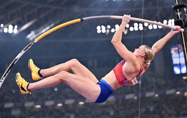 (250918) -- TOKYO, Sept. 18, 2025 (Xinhua) -- Katie Moon of the United States competes during the women's pole vault final at the 2025 World Athletics Championships in Tokyo, Japan, Sept. 17, 2025. (Xinhua/Song Yanhua)