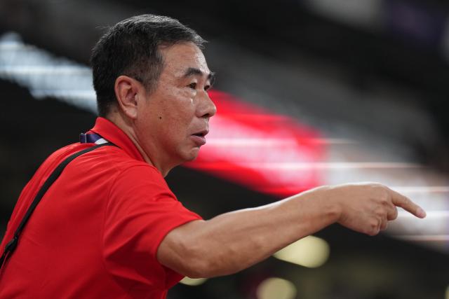 (250918) -- TOKYO, Sept. 18, 2025 (Xinhua) -- Zhu Huagang, coach of China, instructs Shi Yuhao of China during the men's long jump final at the 2025 World Athletics Championships in Tokyo, Japan, Sept. 17, 2025. (Xinhua/Lui Siu Wai)