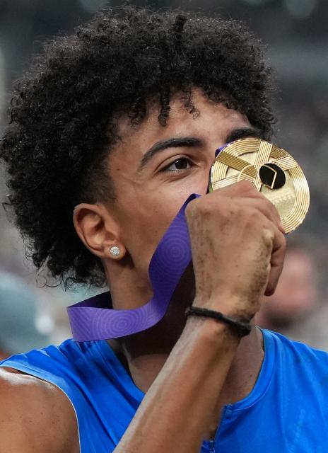 (250918) -- TOKYO, Sept. 18, 2025 (Xinhua) -- Gold medalist Mattia Furlani of Italy displays his gold medal after the men's long jump final at the 2025 World Athletics Championships in Tokyo, Japan, Sept. 17, 2025. (Xinhua/Lui Siu Wai)