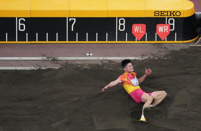 (250918) -- TOKYO, Sept. 18, 2025 (Xinhua) -- Zhang Mingkun of China competes during the men's long jump final at the 2025 World Athletics Championships in Tokyo, Japan, Sept. 17, 2025. (Xinhua/Li Gang)