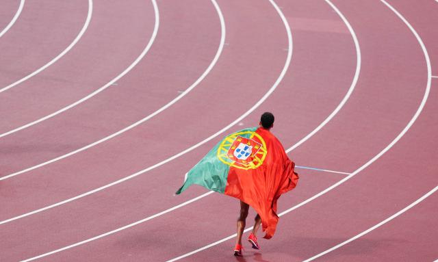 (250918) -- TOKYO, Sept. 18, 2025 (Xinhua) -- Gold medalist Isaac Nader of Portugal celebrates after the men's 1500m final at the 2025 World Athletics Championships in Tokyo, Japan, Sept. 17, 2025. (Xinhua/Jia Haocheng)