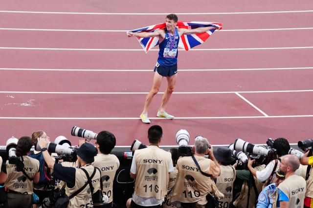 (250918) -- TOKYO, Sept. 18, 2025 (Xinhua) -- Silver medalist Jake Wightman of Britain celebrates after the men's 1500m final at the 2025 World Athletics Championships in Tokyo, Japan, Sept. 17, 2025. (Xinhua/Jia Haocheng)