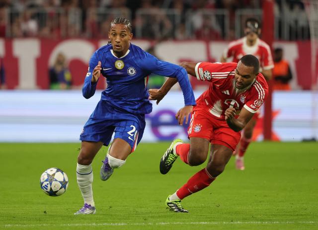 (250918) -- MUNICH, Sept. 18, 2025 (Xinhua) -- Joao Pedro (L) of Chelsea breaks through during the first round match of UEFA Champions League between Bayern Munich and Chelsea FC in Munich, Germany, on Sept. 17, 2025. (Photo by Philippe Ruiz/Xinhua)
