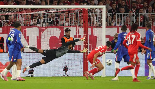 (250918) -- MUNICH, Sept. 18, 2025 (Xinhua) -- Robert Sanchez (2nd L), goalkeeper of Chelsea, makes a save during the first round match of UEFA Champions League between Bayern Munich and Chelsea FC in Munich, Germany, on Sept. 17, 2025. (Photo by Philippe Ruiz/Xinhua)