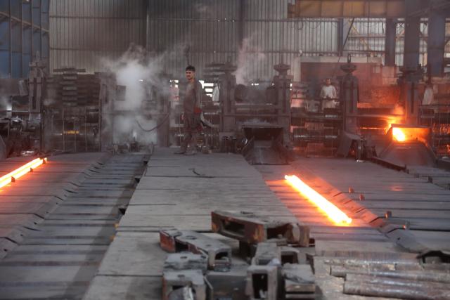 (250918) -- KABUL, Sept. 18, 2025 (Xinhua) -- People work at an iron-smelting plant in Kabul, the capital of Afghanistan, Sept. 17, 2025.
  A total of 45 major iron-smelting plants are operational in Afghanistan, with over 500 million U.S. dollars invested in the sector, achieving full self-sufficiency, the chairman of the iron-smelting union announced Tuesday. (Photo by Saifurahman Safi/Xinhua)