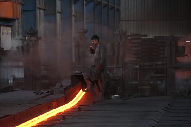 (250918) -- KABUL, Sept. 18, 2025 (Xinhua) -- A man works at an iron-smelting plant in Kabul, the capital of Afghanistan, Sept. 17, 2025.
  A total of 45 major iron-smelting plants are operational in Afghanistan, with over 500 million U.S. dollars invested in the sector, achieving full self-sufficiency, the chairman of the iron-smelting union announced Tuesday. (Photo by Saifurahman Safi/Xinhua)