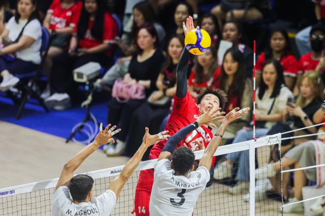 (250918) -- QUEZON CITY, Sept. 18, 2025 (Xinhua) -- Ishikawa Yuki (back) of Japan spikes the ball during the pool G match between Japan and Libya at the FIVB Men's World Championship 2025 in Quezon City, the Philippines, on Sept. 17, 2025. (Xinhua/Rouelle Umali)