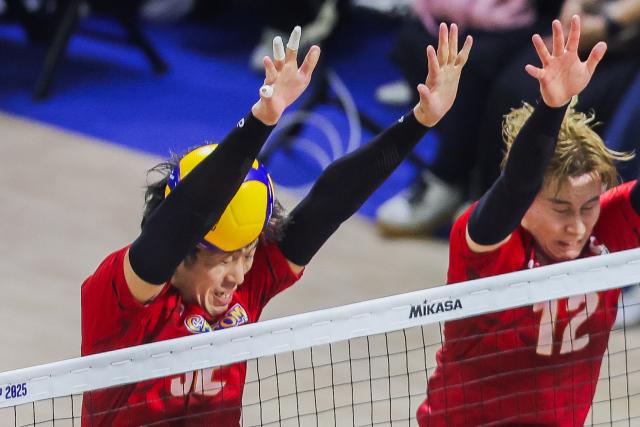 (250918) -- QUEZON CITY, Sept. 18, 2025 (Xinhua) -- Sato Shunichiro (L) and Takahashi Ran of Japan block the ball during the pool G match between Japan and Libya at the FIVB Men's World Championship 2025 in Quezon City, the Philippines, on Sept. 17, 2025. (Xinhua/Rouelle Umali)