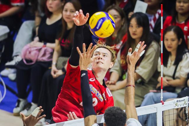 (250918) -- QUEZON CITY, Sept. 18, 2025 (Xinhua) -- Takahashi Ran of Japan spikes the ball during the pool G match between Japan and Libya at the FIVB Men's World Championship 2025 in Quezon City, the Philippines, on Sept. 17, 2025. (Xinhua/Rouelle Umali)