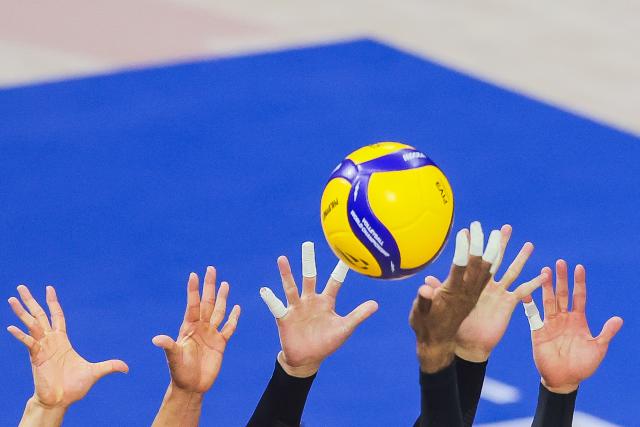 (250918) -- QUEZON CITY, Sept. 18, 2025 (Xinhua) -- Players of Japan and Libya compete during the pool G match between Japan and Libya at the FIVB Men's World Championship 2025 in Quezon City, the Philippines, on Sept. 17, 2025. (Xinhua/Rouelle Umali)