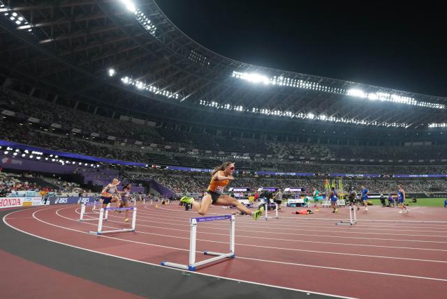 (250918) -- TOKYO, Sept. 18, 2025 (Xinhua) -- Elena Kelety (front) of Germany competes during the women's 400m hurdles semifinal at the 2025 World Athletics Championships in Tokyo, Japan, Sept. 17, 2025. (Xinhua/Lui Siu Wai)