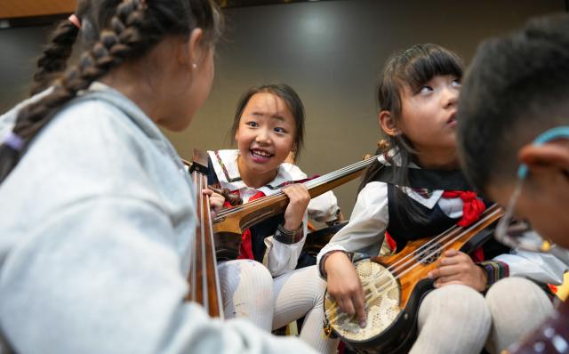 (250918) -- BEIJING, Sept. 18, 2025 (Xinhua) -- Students exchange playing skills during a break of playing Zhanian, a traditional Tibetan stringed instrument, at Lhasa Experimental Primary School in Lhasa, southwest China's Xizang Autonomous Region, Sept. 11, 2025.
  Zhanian, a stringed instrument, is widely used in singing performance in Xizang. In the Tibetan language, Zhanian is a word meaning melodious sound. Its making has a long history and the making technique was listed as a national intangible cultural heritage in 2014.
  Nowadays, many primary and secondary school students in Lhasa learn to play the traditional Tibetan musical instrument from an early age and have Zhanian classes. (Xinhua/Jigme Dorje)