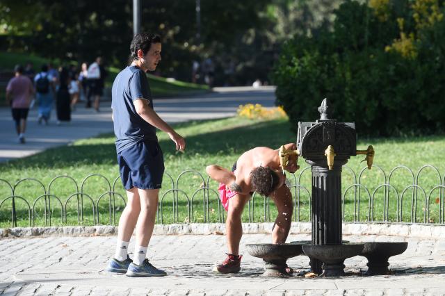 (250918) -- MADRID, Sept. 18, 2025 (Xinhua) -- A citizen drinks water at a drinking water fountain in a park in Madrid, Spain, Sept. 17, 2025.
  Spain's State Meteorological Agency (AEMET) said that it will be hotter than usual in most areas through this September, as temperatures in some southern areas are expected to exceed 38 degrees Celsius. (Photo by Gustavo Valiente/Xinhua)