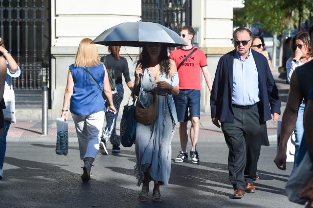 (250918) -- MADRID, Sept. 18, 2025 (Xinhua) -- A woman holding an umbrella walks in a street in Madrid, Spain, Sept. 17, 2025.
  Spain's State Meteorological Agency (AEMET) said that it will be hotter than usual in most areas through this September, as temperatures in some southern areas are expected to exceed 38 degrees Celsius. (Photo by Gustavo Valiente/Xinhua)