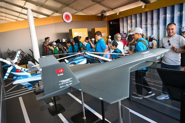 (250918) -- ISTANBUL, Sept. 18, 2025 (Xinhua) -- People visit the technology event TEKNOFEST in Istanbul, Türkiye, Sept. 17, 2025.
  The five-day event kicked off here on Wednesday, showcasing sci-tech advancements in fields such as aerospace, education and healthcare. (Xinhua/Liu Lei)