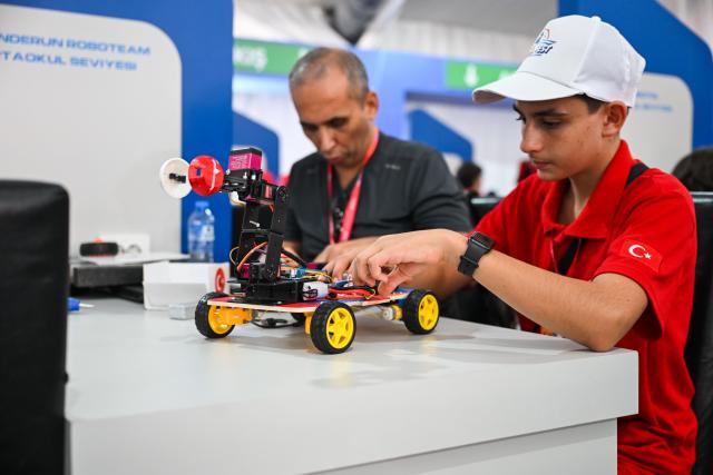 (250918) -- ISTANBUL, Sept. 18, 2025 (Xinhua) -- A participant adjusts a robot at the technology event TEKNOFEST in Istanbul, Türkiye, Sept. 17, 2025.
  The five-day event kicked off here on Wednesday, showcasing sci-tech advancements in fields such as aerospace, education and healthcare. (Xinhua/Liu Lei)