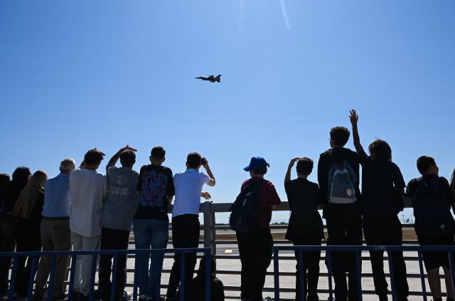 (250918) -- ISTANBUL, Sept. 18, 2025 (Xinhua) -- Visitors watch an air show at the technology event TEKNOFEST in Istanbul, Türkiye, Sept. 17, 2025.
  The five-day event kicked off here on Wednesday, showcasing sci-tech advancements in fields such as aerospace, education and healthcare. (Xinhua/Liu Lei)