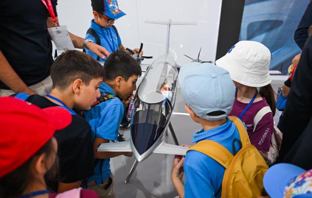 (250918) -- ISTANBUL, Sept. 18, 2025 (Xinhua) -- People visit the technology event TEKNOFEST in Istanbul, Türkiye, Sept. 17, 2025.
  The five-day event kicked off here on Wednesday, showcasing sci-tech advancements in fields such as aerospace, education and healthcare. (Xinhua/Liu Lei)