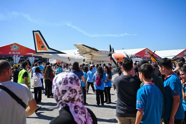 (250918) -- ISTANBUL, Sept. 18, 2025 (Xinhua) -- People visit the technology event TEKNOFEST in Istanbul, Türkiye, Sept. 17, 2025.
  The five-day event kicked off here on Wednesday, showcasing sci-tech advancements in fields such as aerospace, education and healthcare. (Xinhua/Liu Lei)