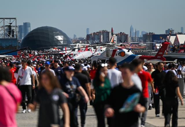 (250918) -- ISTANBUL, Sept. 18, 2025 (Xinhua) -- People visit the technology event TEKNOFEST in Istanbul, Türkiye, Sept. 17, 2025.
  The five-day event kicked off here on Wednesday, showcasing sci-tech advancements in fields such as aerospace, education and healthcare. (Xinhua/Liu Lei)