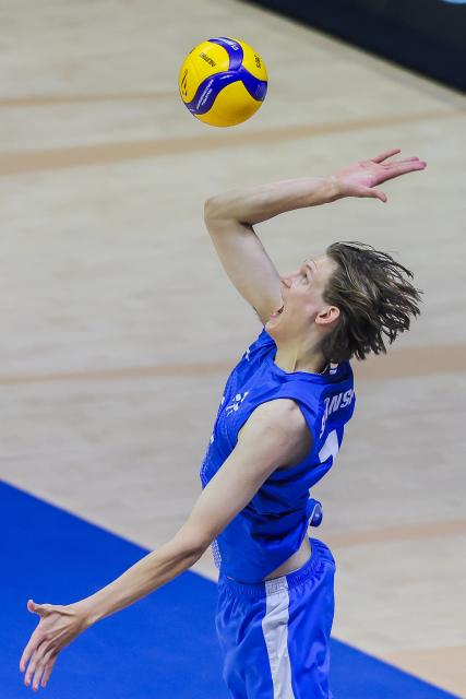 (250918) -- QUEZON CITY, Sept. 18, 2025 (Xinhua) -- Severi Savonsalmi of Finland serves during the pool C match between Finland and South Korea at the FIVB Men's World Championship 2025 in Quezon City, the Philippines, on Sept. 18, 2025. (Xinhua/Rouelle Umali)