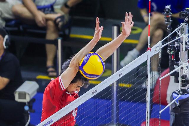 (250918) -- QUEZON CITY, Sept. 18, 2025 (Xinhua) -- Lim Sungjin of South Korea blocks the ball during the pool C match between Finland and South Korea at the FIVB Men's World Championship 2025 in Quezon City, the Philippines, on Sept. 18, 2025. (Xinhua/Rouelle Umali)