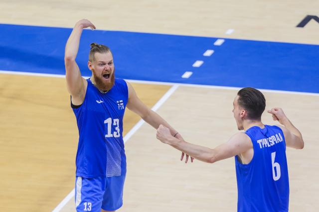 (250918) -- QUEZON CITY, Sept. 18, 2025 (Xinhua) -- Joonas Mikael Jokela (L) and Petteri Tyynismaa of Finland celebrate after scoring during the pool C match between Finland and South Korea at the FIVB Men's World Championship 2025 in Quezon City, the Philippines, on Sept. 18, 2025. (Xinhua/Rouelle Umali)