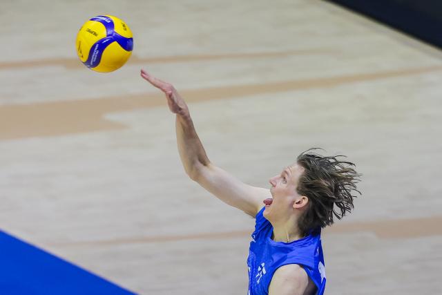 (250918) -- QUEZON CITY, Sept. 18, 2025 (Xinhua) -- Severi Savonsalmi of Finland serves during the pool C match between Finland and South Korea at the FIVB Men's World Championship 2025 in Quezon City, the Philippines, on Sept. 18, 2025. (Xinhua/Rouelle Umali)