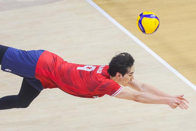 (250918) -- QUEZON CITY, Sept. 18, 2025 (Xinhua) -- Lim Sungjin of South Korea tries to save the ball during the pool C match between Finland and South Korea at the FIVB Men's World Championship 2025 in Quezon City, the Philippines, on Sept. 18, 2025. (Xinhua/Rouelle Umali)