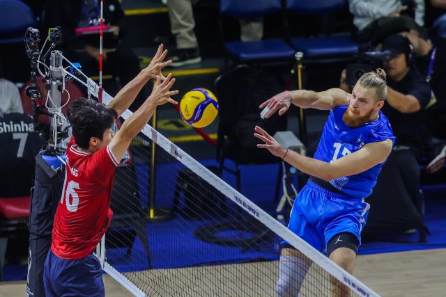 (250918) -- QUEZON CITY, Sept. 18, 2025 (Xinhua) -- Joonas Mikael Jokela (R) of Finland spikes the ball during the pool C match between Finland and South Korea at the FIVB Men's World Championship 2025 in Quezon City, the Philippines, on Sept. 18, 2025. (Xinhua/Rouelle Umali)