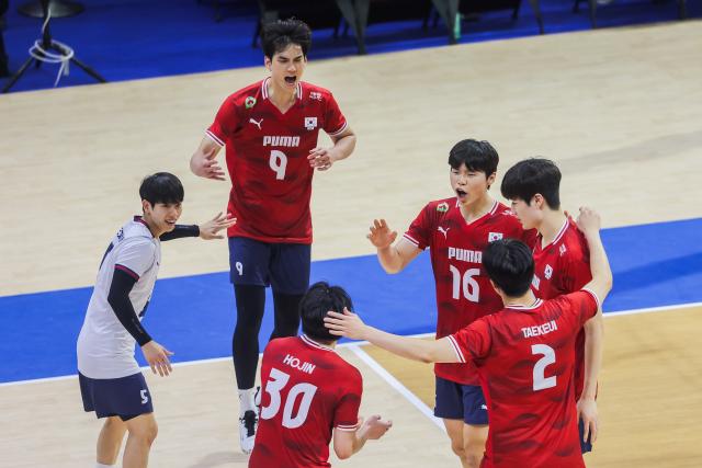 (250918) -- QUEZON CITY, Sept. 18, 2025 (Xinhua) -- Players of South Korea celebrate after scoring during the pool C match between Finland and South Korea at the FIVB Men's World Championship 2025 in Quezon City, the Philippines, on Sept. 18, 2025. (Xinhua/Rouelle Umali)