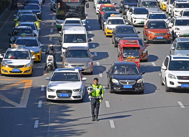 (250918) -- SHENYANG, Sept. 18, 2025 (Xinhua) -- A police officer takes off his hat and stands still to commemorate the September 18 Incident in Shenyang, northeast China's Liaoning Province, Sept. 18, 2025.
  Sirens wailed and a bell tolled in northeast China on Thursday to commemorate the 94th anniversary of the September 18 Incident, which marked the start of China's war of resistance against Japanese aggression.
  Hundreds of people, including veterans and their relatives, gathered on the square of the 9.18 Historical Museum in Shenyang to honor those who fought in the Chinese People's War of Resistance against Japanese Aggression. (Xinhua/Zhou Hua)