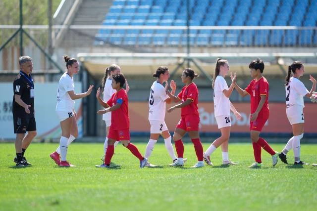 (250918) -- DALIAN, Sept. 18, 2025 (Xinhua) -- Players of both teams greet each other after the Women's Group B match between Beijing Normal University (CHN) and Laval University (CAN) at 2025 FISU University World Cup Football in Dalian, northeast China's Liaoning Province, on Sept. 18, 2025. (Xinhua/Zheng Huansong)