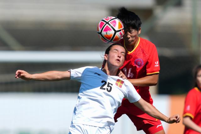 (250918) -- DALIAN, Sept. 18, 2025 (Xinhua) -- Chen Rui (R) of Beijing Normal University and Genevieve Girard of Laval University jump for a header during the Women's Group B match between Beijing Normal University (CHN) and Laval University (CAN) at 2025 FISU University World Cup Football in Dalian, northeast China's Liaoning Province, on Sept. 18, 2025. (Xinhua/Zheng Huansong)