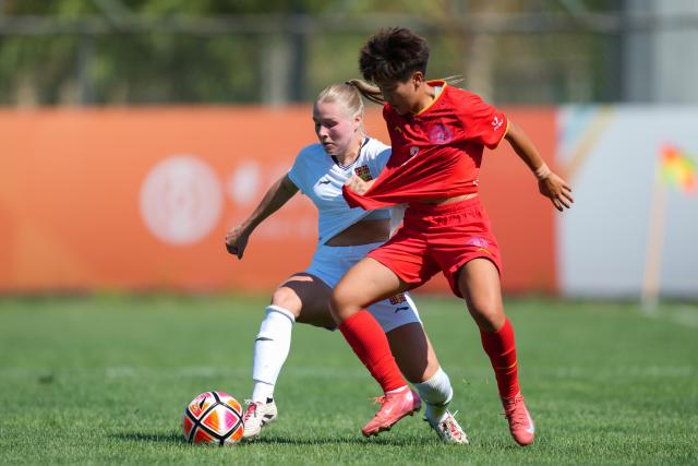 (250918) -- DALIAN, Sept. 18, 2025 (Xinhua) -- Wang Yirui (R) of Beijing Normal University competes against Emilie Grondines of Laval University during the Women's Group B match between Beijing Normal University (CHN) and Laval University (CAN) at 2025 FISU University World Cup Football in Dalian, northeast China's Liaoning Province, on Sept. 18, 2025. (Xinhua/Zheng Huansong)