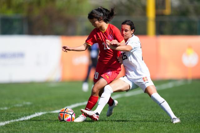 (250918) -- DALIAN, Sept. 18, 2025 (Xinhua) -- Li Sitong (L) of Beijing Normal University vies with Genevieve Girard of Laval University during the Women's Group B match between Beijing Normal University (CHN) and Laval University (CAN) at 2025 FISU University World Cup Football in Dalian, northeast China's Liaoning Province, on Sept. 18, 2025. (Xinhua/Zheng Huansong)