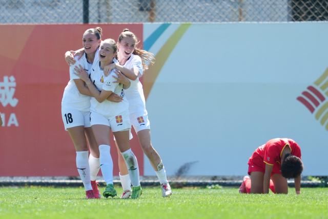 (250918) -- DALIAN, Sept. 18, 2025 (Xinhua) -- Mathilde Beaudry (1st L) of Laval University celebrates with teammates after scoring during the Women's Group B match between Beijing Normal University (CHN) and Laval University (CAN) at 2025 FISU University World Cup Football in Dalian, northeast China's Liaoning Province, on Sept. 18, 2025. (Xinhua/Zheng Huansong)