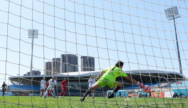 (250918) -- DALIAN, Sept. 18, 2025 (Xinhua) -- Ma Yulin (3rd R) of Beijing Normal University scores during the Women's Group B match between Beijing Normal University (CHN) and Laval University (CAN) at 2025 FISU University World Cup Football in Dalian, northeast China's Liaoning Province, on Sept. 18, 2025. (Xinhua/Zheng Huansong)