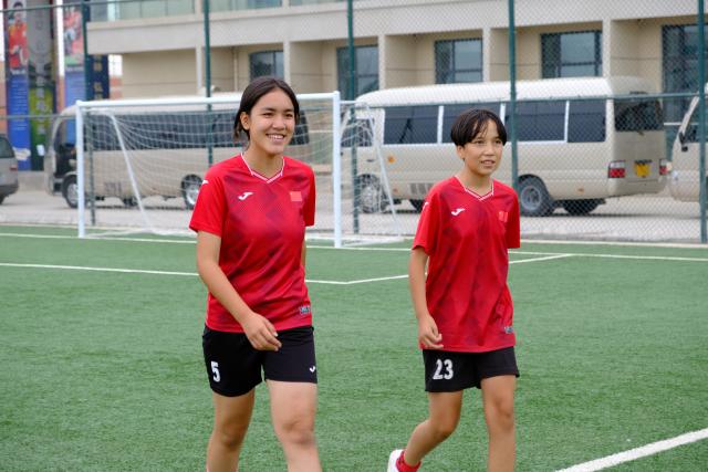 (250918) -- KASHGAR, Sept. 18, 2025 (Xinhua) -- Thirteen-year-old Hawanisa Ayilet (L) and her teammate get ready for football training at a youth football training base in Kashgar, northwest China's Xinjiang Uygur Autonomous Region, Aug. 15, 2025.
  TO GO WITH "Xinjiang Story: Grapevine goalpost and the making of young footballers" (Xinhua/Tan Yixiao)