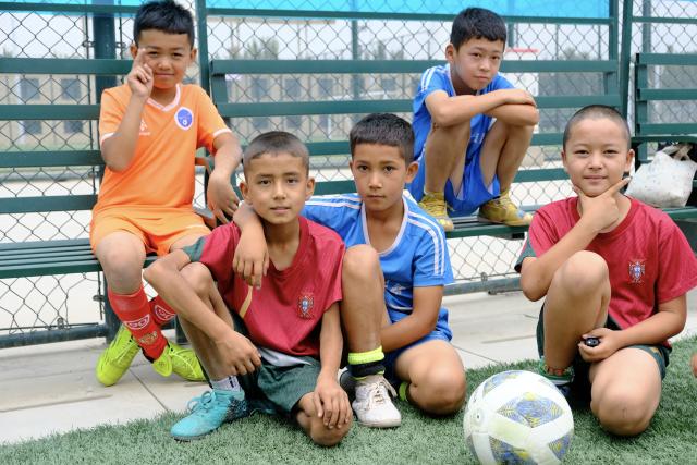 (250918) -- KASHGAR, Sept. 18, 2025 (Xinhua) -- Football players from the "Er Zi Wa Wa" club pose for a group photo at a youth football training base in Kashgar, northwest China's Xinjiang Uygur Autonomous Region, Aug. 15, 2025.
  TO GO WITH "Xinjiang Story: Grapevine goalpost and the making of young footballers" (Xinhua/Tan Yixiao)
