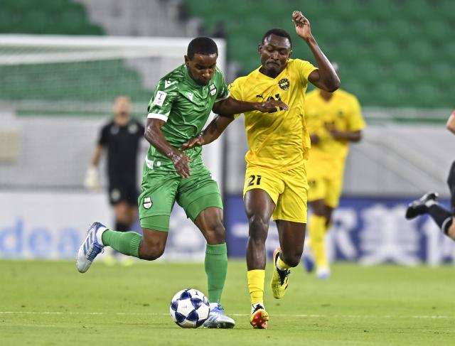 (250918) -- DOHA, Sept. 18, 2025 (Xinhua) -- Mendy Dominique (R) of Al Khaldiya competes during the group B match between Qatar's Al Ahli SC and Bahrain's Al Khaldiya SC of AFC Champions League Two in Doha, Qatar, Sept. 17, 2025. (Photo by Nikku/Xinhua)