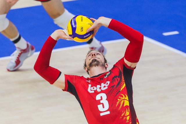 (250918) -- QUEZON CITY, Sept. 18, 2025 (Xinhua) -- Sam Deroo of Belgium competes during the pool F match between Belgium and Algeria at the FIVB Men's World Championship 2025 in Quezon City, the Philippines, on Sept. 18, 2025. (Xinhua/Rouelle Umali)